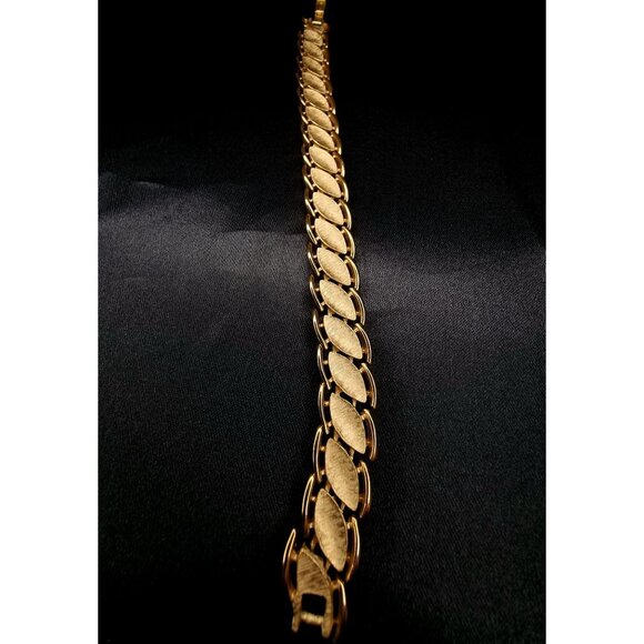 Rare Find Vintage 1960s Trifari Leaf Bracelet Gold Tone Brushed Links - Picture 3 of 4